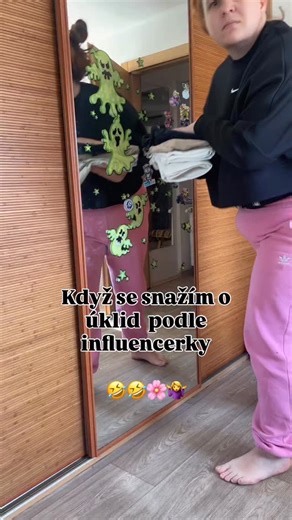 3 rychlé háčky, jak skládat trička: Roll & Go: Tričko slož do role – šetří místo a nic se nemačká. Vertikální skládání: Trička postav vedle sebe do zásuvky – hned vidíš všechna! Skládání do trojúhelníku: Rychle složíš do kompaktního tvaru, ideální pro menší police. Barvy dohromady: Vizuálně hezké a rychle najdeš, co chceš. Použij separátory: Malé boxy nebo přihrádky udrží sklady přehledné. Obměňuj podle sezóny: Letní trička dej dopředu, zimní dozadu – méně chaosu. Pravidelné revize: Jednou za ča