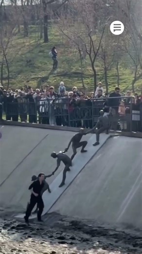 Dedican una estatua a la cadena humana que rescató a un perro hace 10 años en Kazajistán