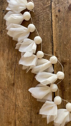 mini ghost garland 👻 little ghosts made using cheesecloth, wool and cotton twine. #DIY #cheeseclothghost #halloweendiy #halloweencrafts #halloweendecor #easyhalloweendecor #diyhalloweencrafts #cottagecore