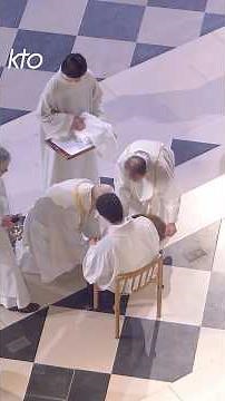 Mgr Laurent Ulrich procède au rite du lavement des pieds
