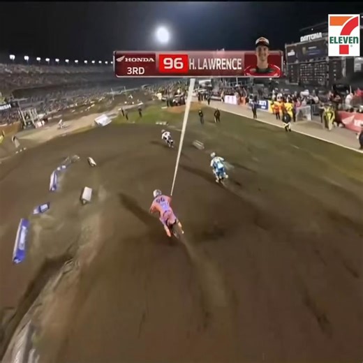 Hunter back around Kenny and into 🥈 Monster Energy 450 Main Event LIVE fueled by 7-Eleven #SupercrossLIVE #SMX #Honda | Supercross