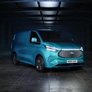Im Mai stellten wir euch den vollelektrischen Ford E-Transit Custom vor. ⚡️ Und jetzt wird Ford Pro zeigen, wie unser neuer vollelektrischer Transporter die Produktivität von Unternehmen beschleunigen wird. 🗓️ Mehr dazu gibt's am 8. September! Voraussichtlicher Produktionsstart Mitte 2023. | Ford Deutschland