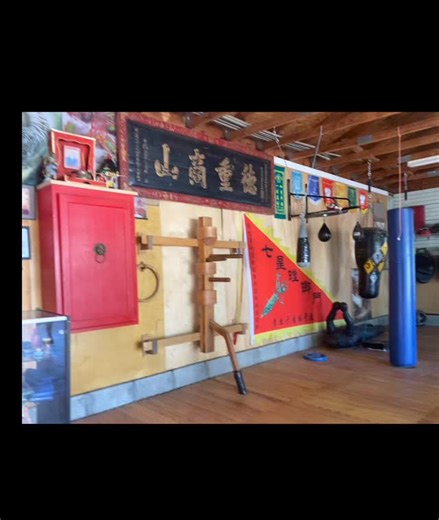 Life is amazing… An opportunity to train with a true Mantis Sifu is rare, and a huge gift for the next generation of Kung Fu practitioners. There is a clear training method to learn Mantis. Mantis is a proven system, a rich, deep, well documented system. The first step is to find a true master, then put in the hard work, listen, take notes and learn. Figure it out, understand., and don’t forget to have fun. Long Live the Mantis! ⛩️ Private training, semi-privates, seminars and camps ☯️ sifuhughe
