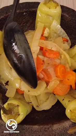 Cómo hacer chiles güeros curtidos en escabeche