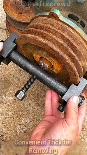 Convenient Trick for Removing Motor Pulley 🔩👌 #youtubeshorts #shortvideo #Pulley #Convenient #Trick