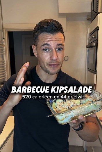 Barbecue kipsalade 520 calorieën en 44 gram eiwit! 👨🏼‍🍳 ingrediënten - barbecue kipreepjes - 1/4 komkommer - 1/4 rode ui - 15gr pecannootjes - verse peterselie - 60 gr 0% yoghurt - 15gr friteslijn mayo - nipje soyasaus - peper en zout Super snel klaar, laag in calorieën en eiwitrijk Handig om te preppen en mee te nemen naar school of werk. Vergeet de video niet op te slaan 💪🏼