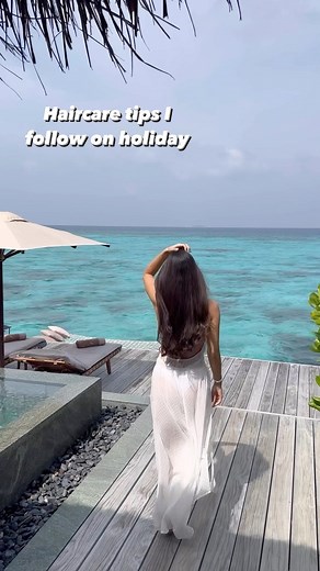 Anisa Sojka on Instagram: "TIPS TUESDAY: haircare tips I follow on a summer holiday. Please let me know if you have any questions ♡ - Washing my hair on the days I wet it in the pool or ocean, leaving salt or chlorine in it makes the hair dry and brittle which can lead to breakage and split ends. - Brush my hair backwards (not having a parting) or wearing a hat / bandana while tanning to avoid burning my scalp. I have burnt my scalp before and the peeling stage is messy. I have yet to try scalp 