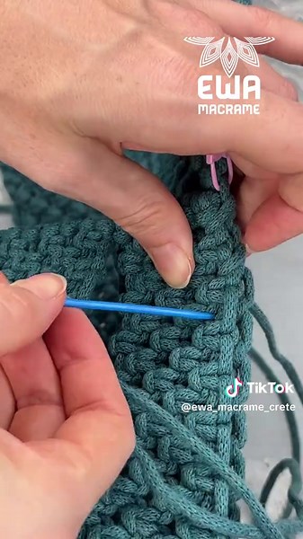 🦚 The Peacock Bag 💙 Made with 3mm YarnArt cord — love the texture, structure, and that unexpected color! ✨ Finished without fringes this time for a clean, elegant look (but you can keep them for a boho vibe 😉). Golden details 5 cm side panels make it just the right size 🧵 Tutorial coming soon — plus separate videos for the strap & lining 🎥 🔗 Watch here → https://youtu.be/j5OsIrDtU9k #ewamacramecrete #macramebag #macrametutorial #handmadebag #fiberart