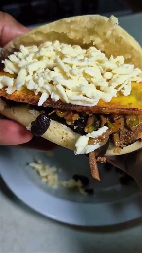 Explosión de Arepas Venezolanas! Las más RICAS y Cargadas 🔥🧀🥑