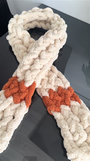 📣English below / Français plus bas 👇 Behind the scenes of a custom scarf, finger-knitted stitch by stitch 🤍🧶 🎥 Free beginner-friendly tutorial on my YouTube — link in bio👆👆✨ ———————— Dans les coulisses de la création d’une écharpe sur mesure, tricotée aux doigts, maille après maille 🤍🧶 🎥 Tutoriel gratuit, simple et accessible aux débutants, disponible sur mon YouTube - lien dans ma bio 👆👆✨ . . . . . . #handknit #fingerknitting #chunkyyarn #tricot #handmadescarf