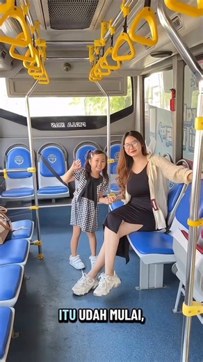 Ica on Instagram: "Cuma 4rb aja dong udah bisa naik bus @transmetrodewata ke Ubud. nyaman banget, bersih, ada AC nya juga guys disini juga udh di sediain kursi prioritas bisa untuk yg disabilitas, bumil, dan lain lain 😍 jdi buruan yuk naik bus @transmetrodewata skrg jugaa ❤️"