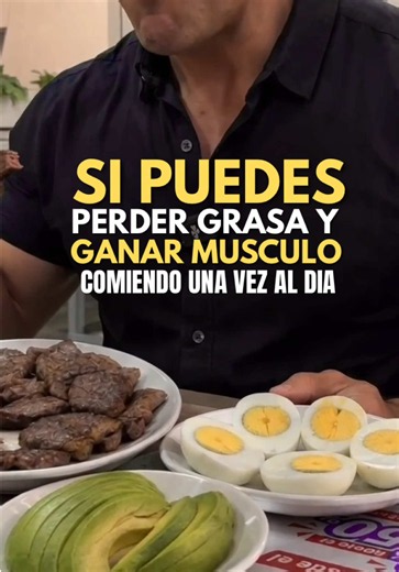 ¿ES MEJOR COMER TODA LA PROTEÍNA EN UNA SOLA COMIDA O REPARTIRLA? 🧬🔬💪 Lo que más determina la ganancia de masa muscular sigue siendo la proteína total diaria 📊🧪. Sin embargo, si el objetivo es optimizar la hipertrofia y preservar músculo, la evidencia favorece distribuirla en 3–4 comidas con suficiente proteína de alta calidad 🥩🥚🍗🧬. La explicación está en la leucina ⚛️, un aminoácido clave que activa la vía mTOR 🔬, uno de los principales reguladores de la síntesis de proteína muscular