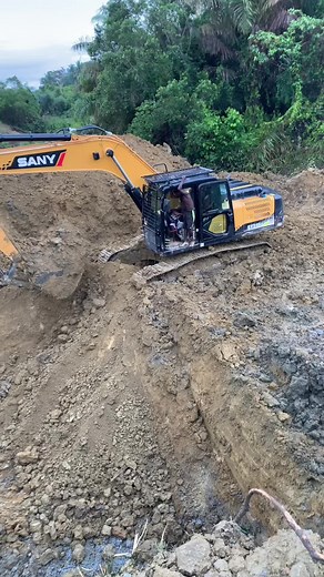 SANY Excavator in Action: Earth Moving and Digging
