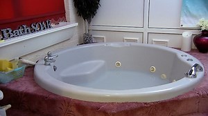 Come Dine With Me contestants confused over 'large bath'
