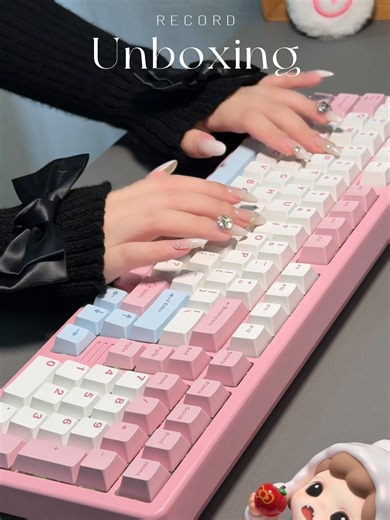 🌸A premium, poppy keyboard made for the office. YUNZII AL98 looks elegant and feels incredibly smooth, turning everyday typing into a small luxury. ✨⌨️ #yunzii#yunziikeyboard #yunziial98 #keyboard #MechanicalKeyboard#gamingkeyboard#rgbsetup#desksetup #wirelesskeyboard#rgb#gamingsetup#pcgaming #aluminumkeyboard