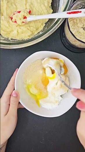 Jednoduchý recept na domácí rybízový koláč s tvarohem a drobenkou ❤️