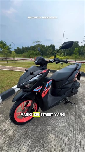 MotoFun Indonesia on Instagram: "Ini dia Vario 125 paling mahal! Honda Vario 125 terbaru sekarang punya 3 varian, untuk varian paling mahal yaitu Honda Vario 125 Street. Harganya tembus Rp 26.499.000 OTR Jakarta, dan punya warna cukup fancy, fiturnya juga lengkap karena udah CBS-ISS dan smart key system. Secara desain, tentu aja Street ini gak pakai cover setang, gantinya pakai setang pipa terbuka dengan posisi lebih mundur, lebih tegak, & setang lebih lebar yang bikin posisi berkendara jadi leb