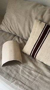 Diy applique mural effet céramique 👀✨ Non mais pourquooooooooi j’y ai pas pensé plus tôt ? Du coup j’ai pleins d’idées et pleins d’envies pour faire d’autres appliques avec différents effets, différentes peintures .. Bon mais déjà je suis bien contente de celle ci, elle a pris place dans mes toilettes - c’est pas super glam mais bon il leur fallait bien une jolie applique ! 😅 Vous en pensez quoi :) ? #diy #diydeco #diydecoration #applique #appliquemurale #argileautodurcissante #argile | Maison