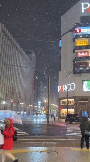 今夜的札幌也在下雪 🌨️ #日本冬季 #日本街景 #札幌 | 帶你看日本 Let's Go Japan
