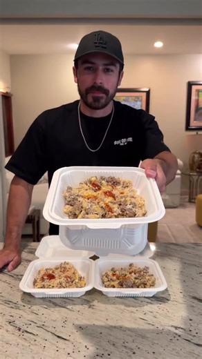 506 kcal 41g proteina 50g carbohidratos 14g grasa hacen 4 Instrucciones: Cocinar 1 libra de carne molida magra 95/5 con sal. Despues de eso, hacer 1 taza de arroz con 1 taza de agua. Cocinar los 6 huevos y revolverlos con la carne. Salsa: Revolver 1/2 tarro yogurt griego dos pinos con chilero, 1 cda miel de abeja y 1 cda azucar moreno. Poner el arroz con la salsa en el sarten y revolverlo. Distribuirlo en los 4 contenedores y ponerles mas chilero.