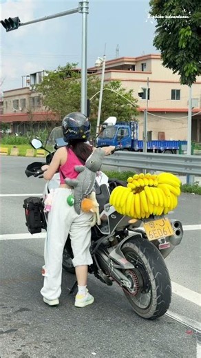 Finally caught the "tiny potato" rider at a red light 😂 #girlswhoride #motorcycle