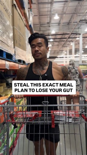 here’s the exact meal plan to hit 2000 calories & 200g of protein to help you lose your belly fat this includes 2 sweet treats 🔥 keep in mind, you might need to make tweaks to the quantities based off your body to lose weight because every body is different for breakfast 200g fat free greek yogurt 45g protein powder 12g almond butter lunch 200g top sirloin steak 200g sweet potatoes 125g pura vida vege mix snack 1 protein bar ( 220 calories or under 20g protein) dinner 2 Chicken patties 1 burger