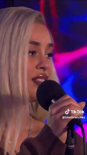 Jorja Smith & AJ Tracey Perform 'Crush' Live