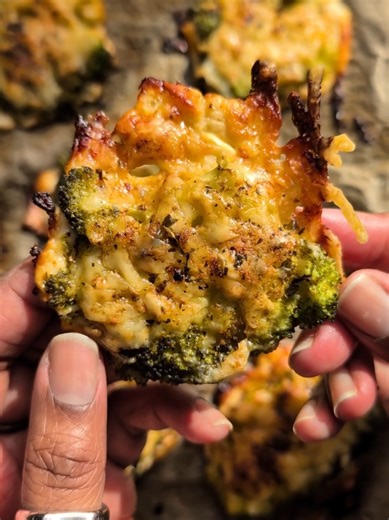 SMASHED COTTAGE CHEESE BROCCOLI 🥦📣 Fancy a new snack? Do you want to level up your broccoli? Trying out a new side dish? Then try my new smashed cottage cheese broccoli 🤤 • Cut and boil your broccoli until it's slightly soft, drain then leave one side. • Spread some cottage cheese on a tray lined with baking paper. • Sprinkle on some seasoning. I used a mix of oregano, garlic, pepper, salt, cumin, paprika and all purpose seasoning. You can use what you wish! • Place the broccoli on top and sm