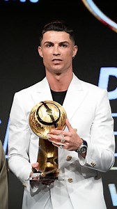 "Ronaldo volta a dominar: Melhor Artilheiro do Mundo… dedicando o título a Georgina, aos filhos, aos fãs e a Portugal!" | FAN10