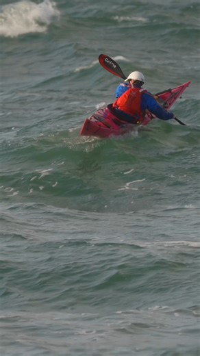Here's a little hack for turning your boat quickly in choppy conditions 🌊 ⬇️ Try initiating your turn at the peak of the wave. This gets the ends of the boat out of the water and, combined with a bit of edge, briefly changes the boat's rocker, effectively making it shorter. It takes some practice, but it is incredibly satisfying when you get it right. In our "Paddling in Wind and Waves" course, we cover all aspects of paddling in windy, choppy conditions, from surfing downwind to paddling in cl