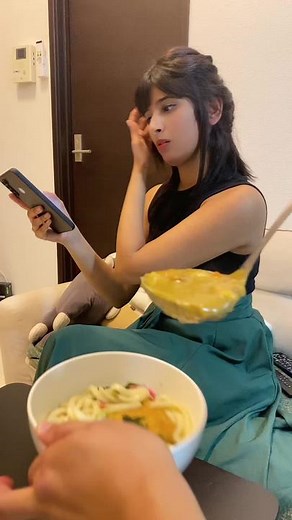 カレーに合わないものないっしょ - カレーとうどんの食べ方についての面白い動画