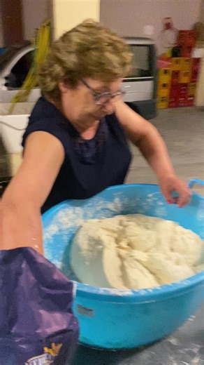 Kneading Dough Techniques: Mastering Homemade Bread