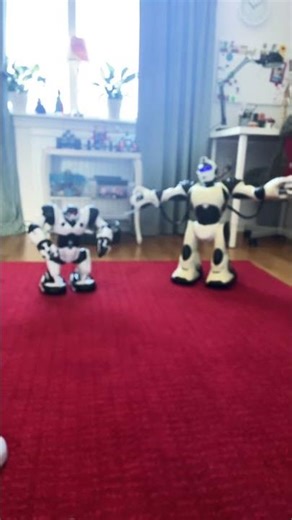 Robosapien v2￼ and Robosapien v1 dance￼