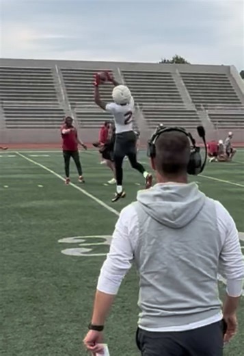 Alabama WRs running through catching drills during practice today #Alabama #RollTide #cfbplayoff #rosebowl #bama