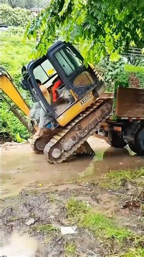 NGUY HIỂM QUÁ. Góc khuất máy xúc.😭😭 #mayxuc #excavator #xeben