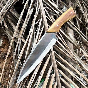 Amazing blacksmith forges a small sharpest knife from a piece of chainsaw | The creative