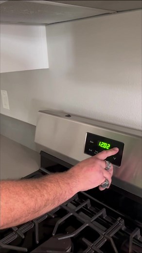 How to change the time on a stove! #Handyman #TipsandTricks #DIY #Stove #FYP #Foryoupage #Foryou #Explore