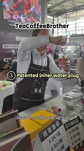 (Screw the coffee cap tightly.) This is Americano, three seconds. Shaking and let's see how the door opened! Automatically! Ok! You want to try the coffee? Yes. Okey! Wait a moment. This is a cold coffee. When you buy a two degrees Cels water from 7-11 and you can use our Freeze-dry Coffee into (the bottle water.) This is American. Patent door with 2 degrees Cels water！#Instant Tea Powder # Instant Coffee Powder # Freeze-dried Tea # Freeze-dried Coffee # Coffee Concentrate # Cat Cap # T CAP # Co