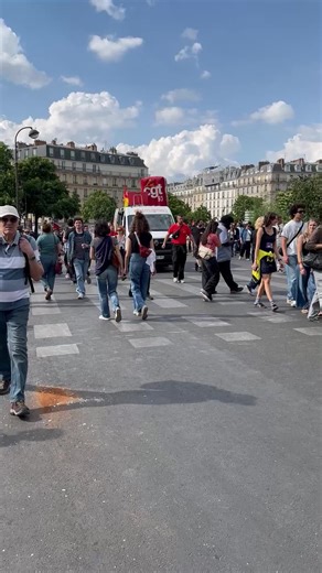 À Paris, la marche du 1er mai se termine dans le calme et sans débordement sur la place de la Nation.