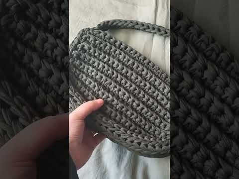 how to crochet a Hobo Bag. Free pattern