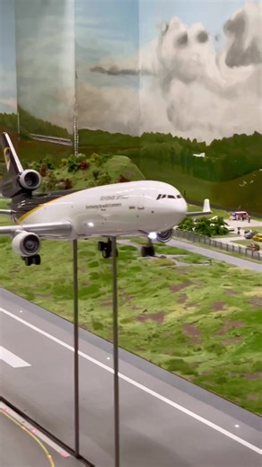 McDonnell Douglas MD-11 UPS Take-off Video