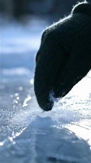 Why does frost ❄️ dust shift after you tap thin ice?