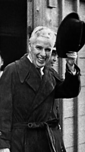 Les Temps modernes : le début de la traque de Charlie Chaplin par J. Edgar Hoover, ancien directeur du FBI. Le cinéma engagé du célèbre cinéaste attire de nombreuses critiques, certains allant jusqu'à accuser son film d'être une œuvre communiste. Face à l'action des militants extrémistes, le président Roosevelt convoque Hoover pour en discuter. Pendant plusieurs décennies, le FBI va traquer Charlie Chaplin, qu'il accuse de sympathies communistes. "FBI, le dossier Chaplin", un documentaire à déco