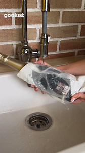 Hai dimenticato di mettere le tue bevande in fresco ma non vuoi assolutamente berle calde! Come fare? Abbiamo noi la soluzione per te con questo trucchetto semplicissimo. 1. Avvolgi le bottiglie nella carta da cucina. 2. Bagnala per bene sotto il rubinetto. 3. Lascia le bottiglie ricoperte di carta bagnata nel freezer per almeno 10 minuti. In pochissimo tempo le tue bevande saranno diventate fresche e pronte per essere gustate! | Cookist