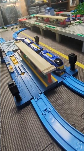 自動ターンアウト1つで自動のりかえ駅を最大限に使ったレイアウト#プラレール #プラレールレイアウト #プラレール走行動画#トミカタウン#short#shorts #shortvideo#ゲンゲン
