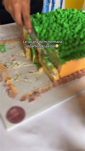 Pastel de Cumpleaños: Diversión y Reparto Tacaño