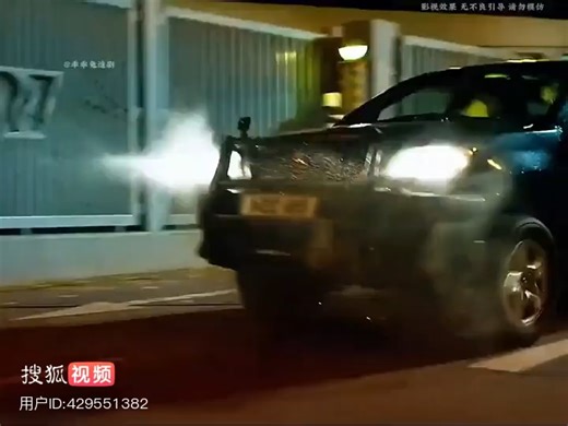 电影一人开车去抢线银行偷线，出去一追的汽车炸弹人追不上被㧓的一个刘德华是警察！这是怎么回事吗！