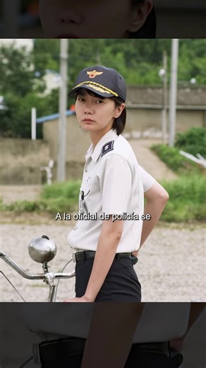 CC Cine Calidad on Instagram: "👮‍♀️ La Oficial Desterrada… y la Niña Que Cambió Su Vida ⚠️ Advertencia Historia de drama social y suspenso. Incluye maltrato infantil, discriminación y un homicidio no gráfico. Es ficción con fines narrativos. 📖 Sinopsis Anna era la oficial más destacada de su comisaría. Profesional, valiente y respetada. Pero cuando se hizo pública su orientación sexual, la presión social no tardó en llegar. Para evitar “escándalos”, fue degradada y enviada a una estación remot