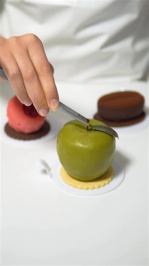 ‎بوتیک شیرینی فرانسوی مادلن‎ on Instagram‎: "⁨ رسالت مادلن، دنبال کردن تازه ترین ها و در نهایت، ارائه آن در زمان مناسب و به بهترین شکل به شما عزیزانه🧡 در جستجوی جدید ترین و جذاب ترین دسر های روز دنیا، دسر های میوه ای را یافتیم که در طعم و بافت تجربه ای منحصر به فرد را برایتان به ارمغان میاورد🥰 طعم و بافت داخلی دسر ها، موس و مارمالاد در طعم خود دسر و یا طعم مکمل اونهاست 😋 طعم های جدید تر را با کمک شما به منوی شیرینی های منحصر به فرد مادلن اضافه خواهیم کرد پس منتظر نظرات ارزشمند شما هستیم🙏🏻✨