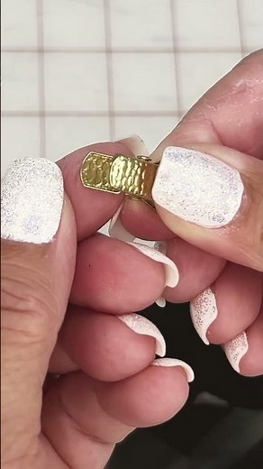 The Mighty Mini Metal (M3) Sewing Clips compared to the plastic clips. #sewinghacks